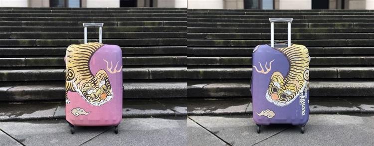 數位重建版藍地黃虎旗行李箱套，左為日虎、右為夜虎。（臺博館／提供）