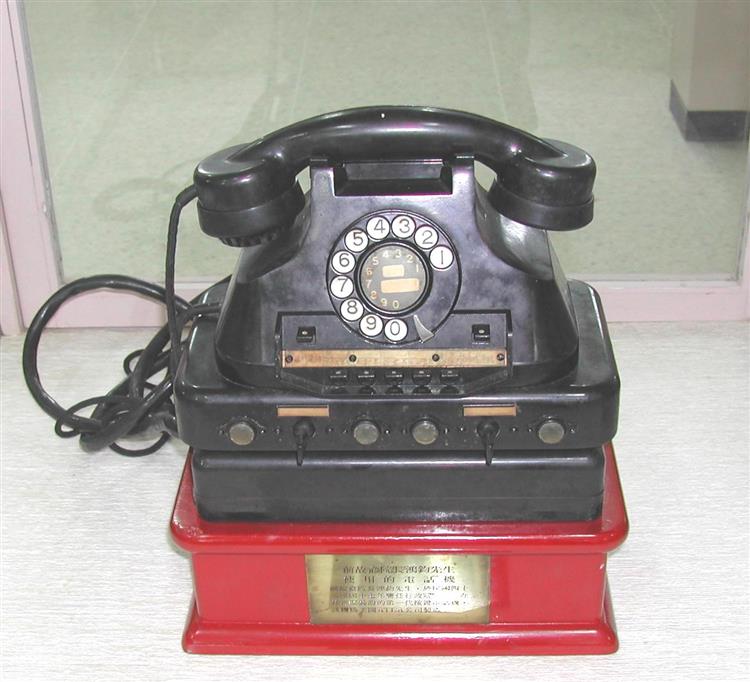 1954年俞鴻鈞院長辦公用的撥號式電話。