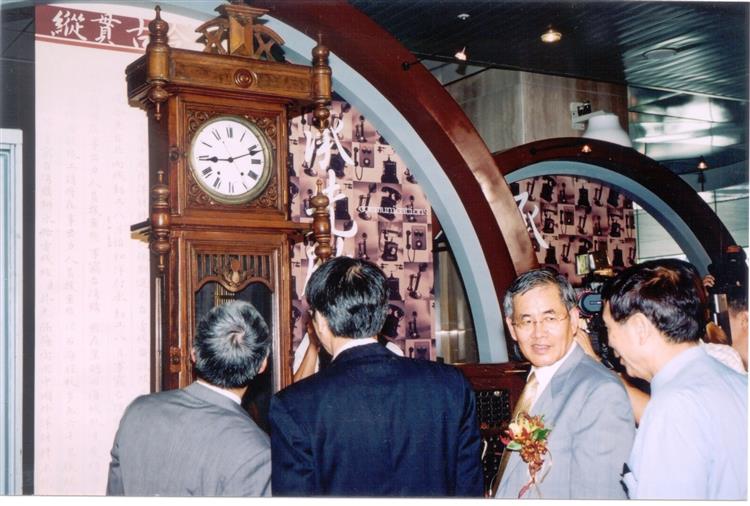 蔡堆部長參觀《承先啓後-鑑古知今-繼往開來》特展；楊振興解說百年電信標準大鐘的典故。