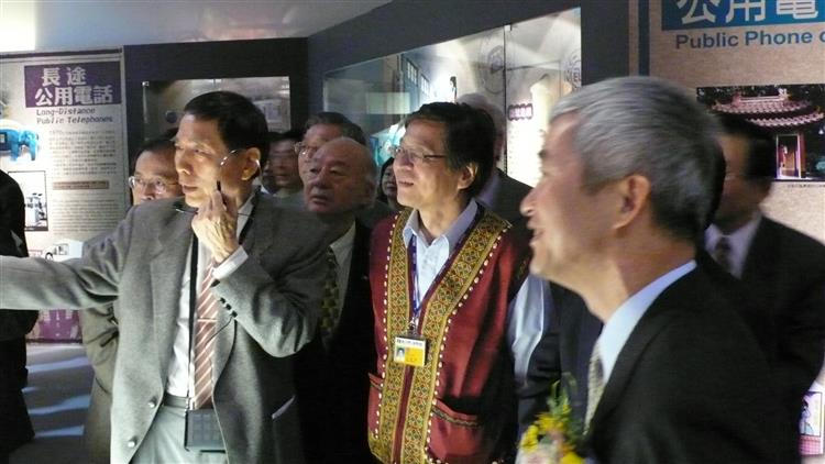 2006年12月28日「台灣電信百年風華常駐展」開幕，由楊振興導覽。右為賀陳董事長、中為科工館王館長。