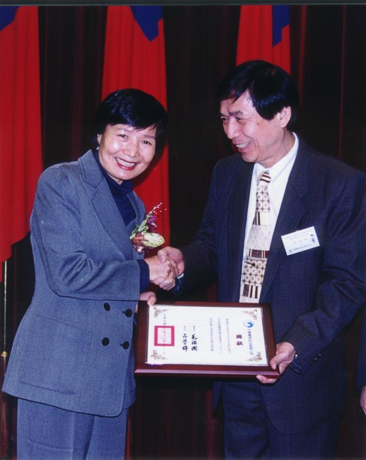 楊振興在2001年榮獲十大傑出人員獎，葉菊蘭部長頒獎。