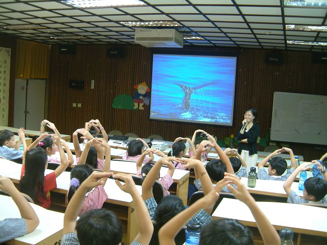 《海豚的圈圈》走入校園推廣獲得許多大小朋友的熱烈回響（圖片來源：黑潮文教基金會）