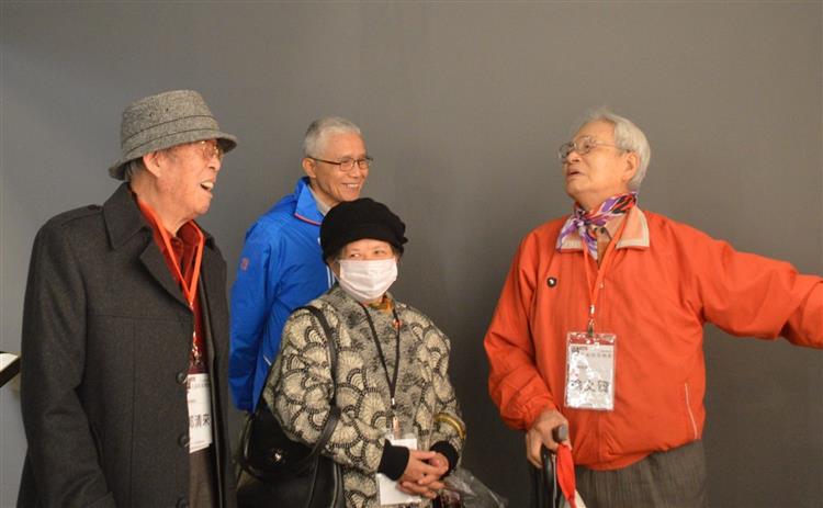 五十多年不見的郭老先生（左1）與徐老先生（右1），因為《觀．臺灣》的文章重新聯繫，相約臺史博相見歡。