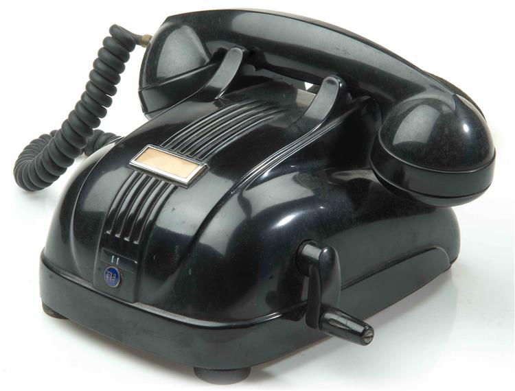 手搖4號磁石式電話在台灣光復後的電信發展擔當長青角色，一直到1970年代都還「健在」。