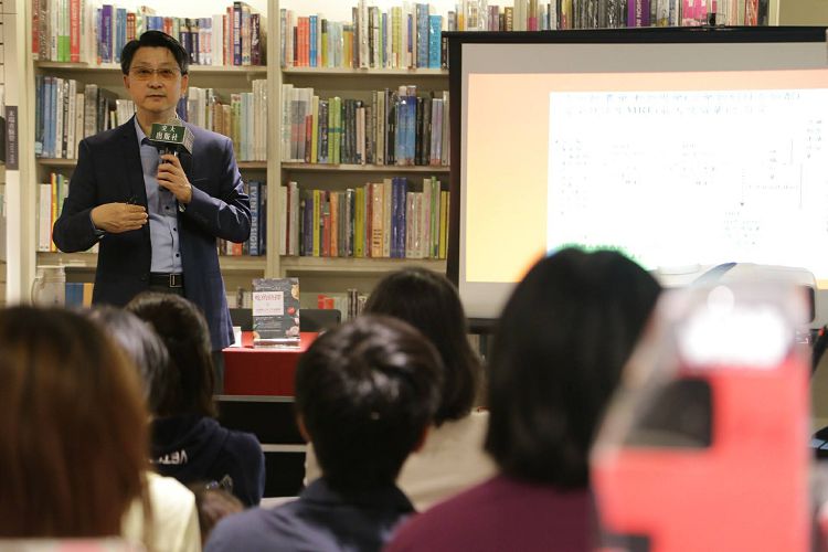 交大出版社除了每年在台北國際書展舉辦多場活動外，不定期舉辦書籍講座活動，圖為於誠品R79地下書街舉辦《吃的抉擇》書籍講座。.jpg