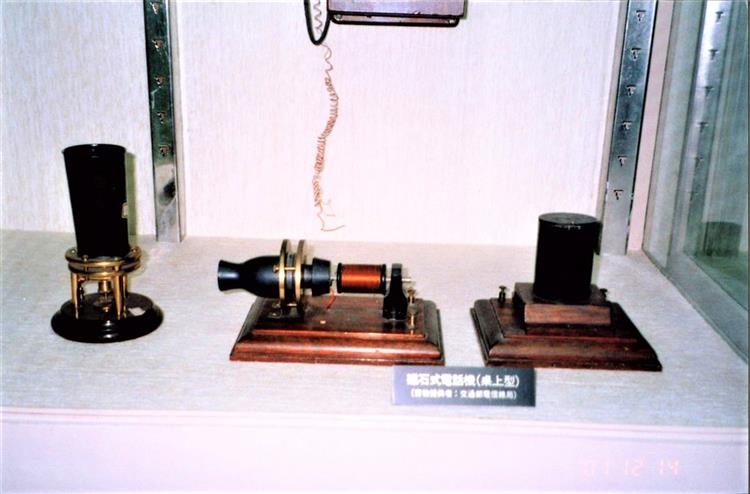 貝爾發明專利的原型電話（原解說牌有誤）。